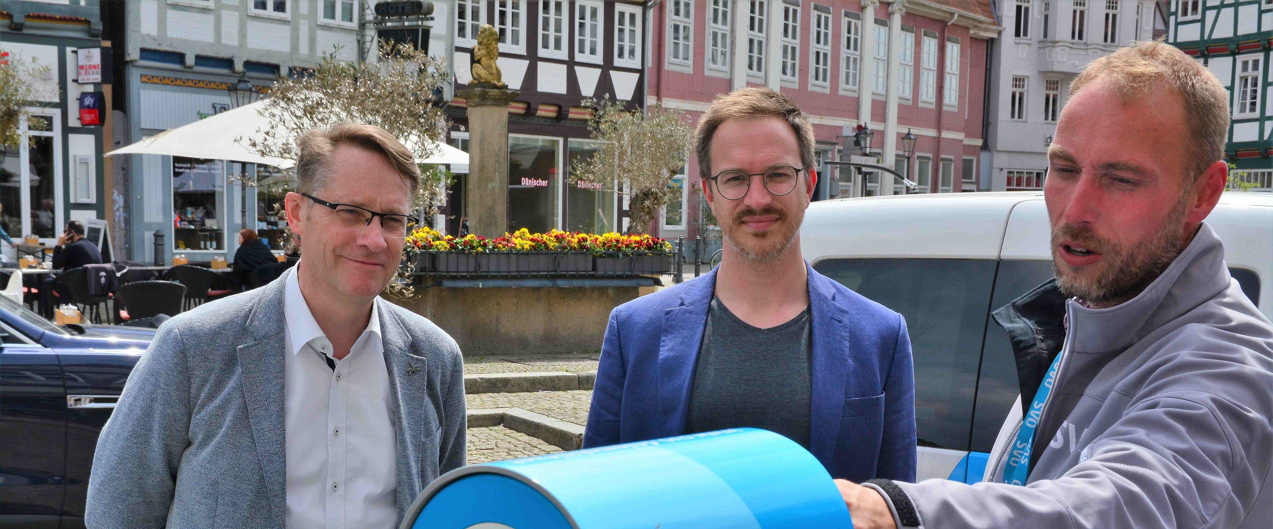Foto zeigt CUN-Geschäftsführer Dr. Ulrich Finke, Kommunalmanager Philip Daniel und SVO-Telekommunikationsexperten Jan Stelzer.