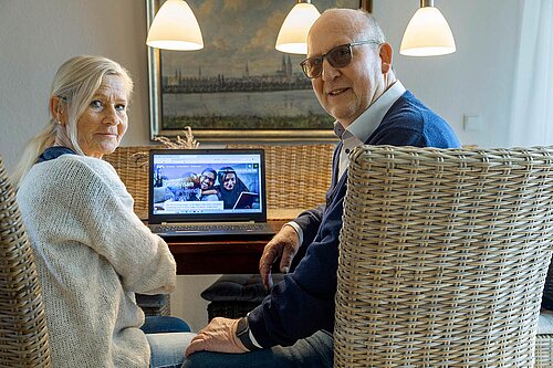 Das Bild zeigt Familie Haase vor einem Computerbildschirm in ihrem Haus.
