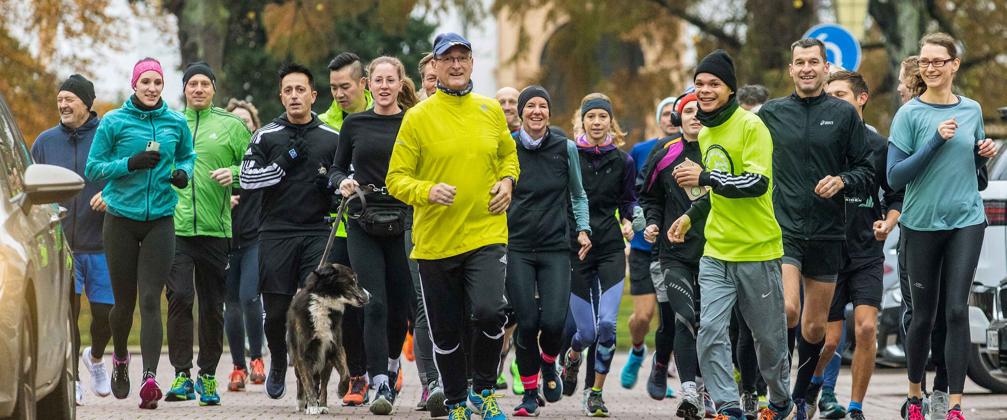 Auf dem Bild ist der Laufclub Celle zu sehen, in dem viele Menschen gemeinsam joggen.