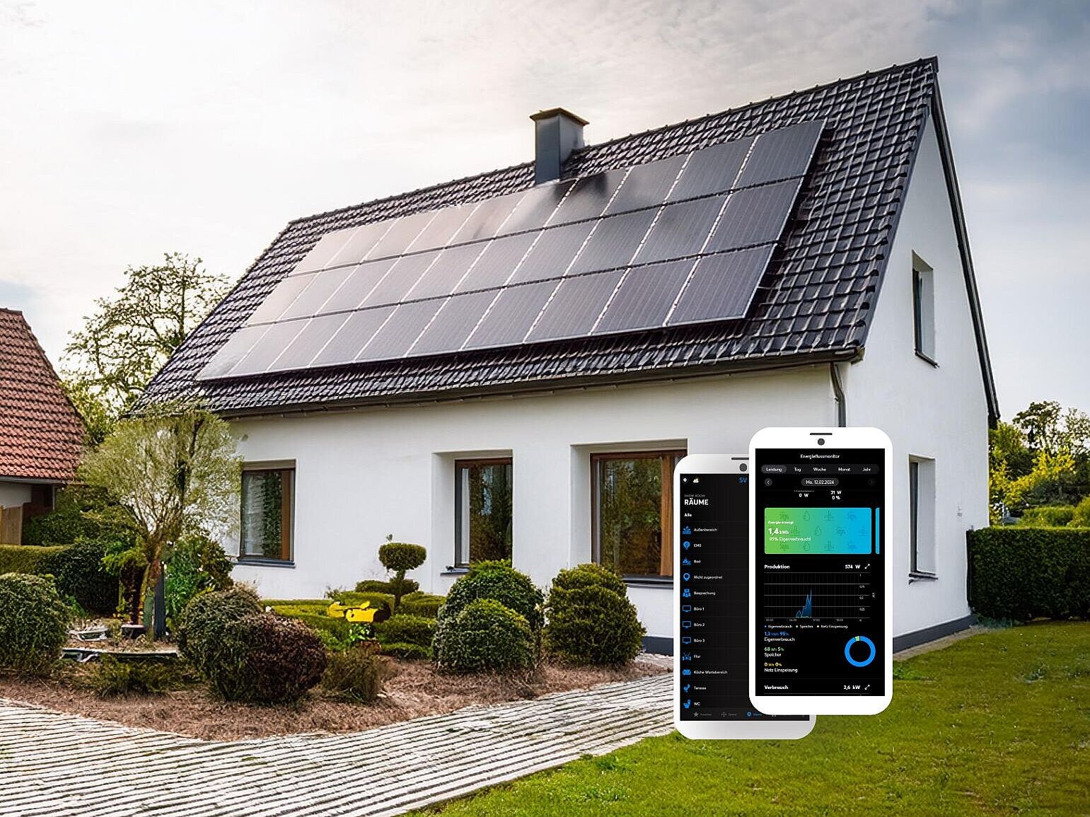 Ein Einfamilienhaus mit einer schwarzen Solaranlage auf dem Dach, im Vordergrund ein Smartphone mit der Energiemanagement-App