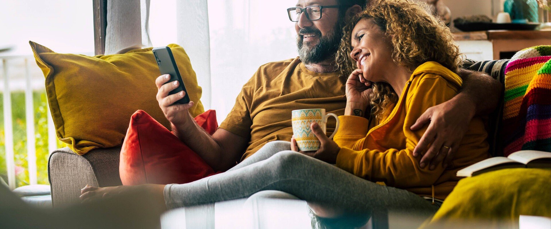 Paar am Handy Ein Paar schaut zusammen auf ein Handy