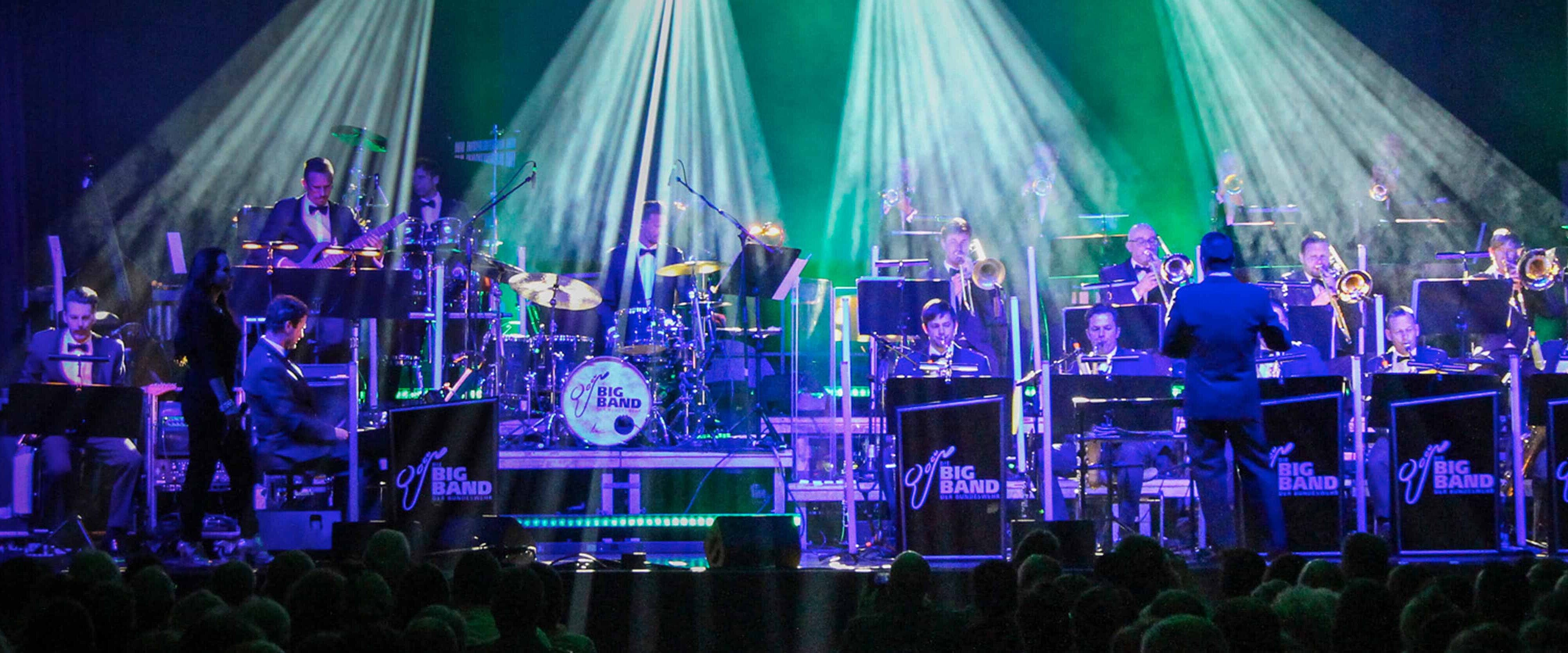 Das Foto zeigt die Bundeswehr-Big-Band.