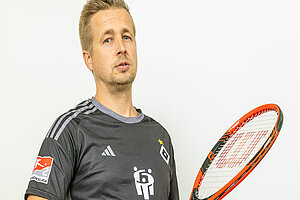Auf dem Bild ist Steffen Silbermann mit seinem Tennisschläger zu sehen.