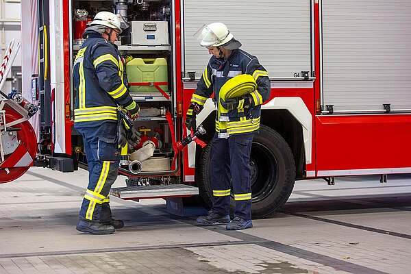Zwei Feuerwehrleute proben für den Ernstfall.