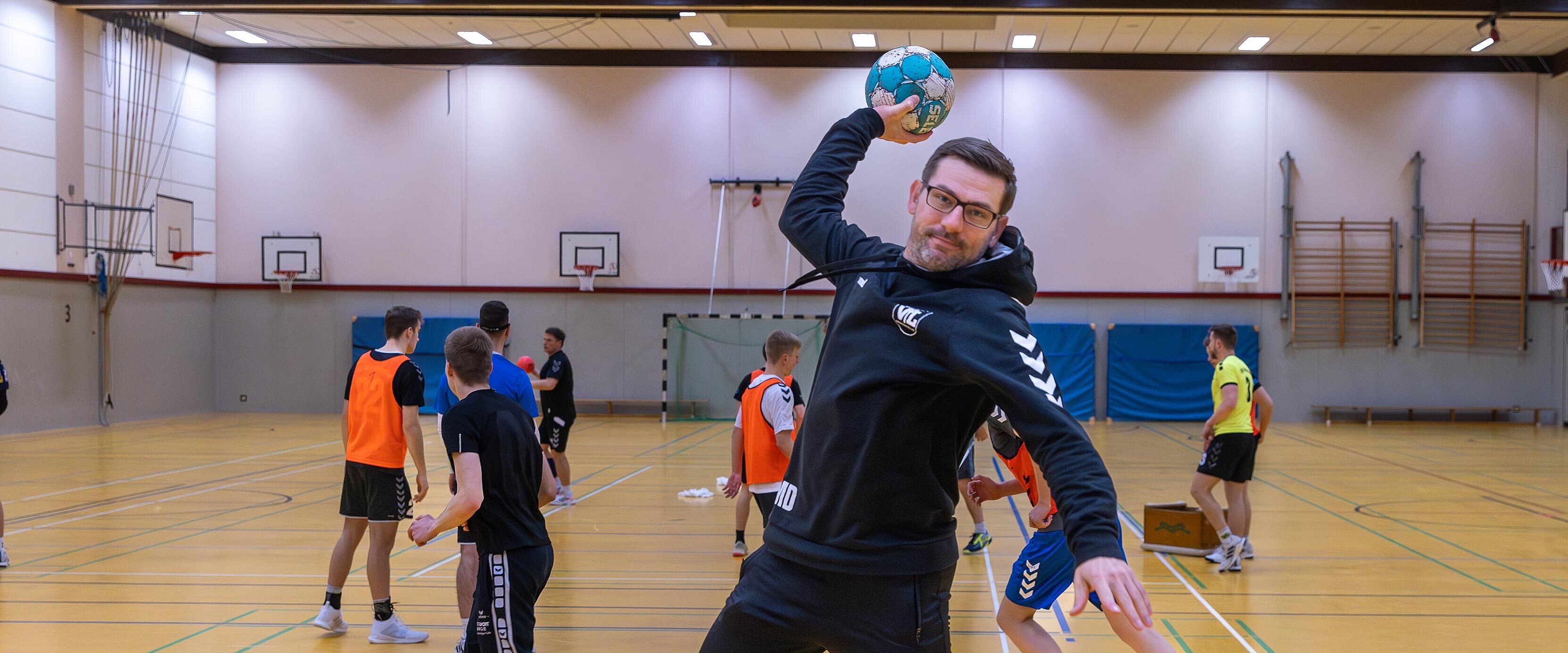 Michael Dümeland beim schwungvollen Abwurf eines Handballes.