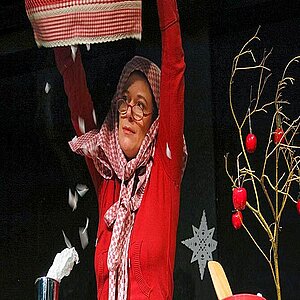 Das Foto zeigt Frau Holle in dem gleichnamigen Theaterstück.