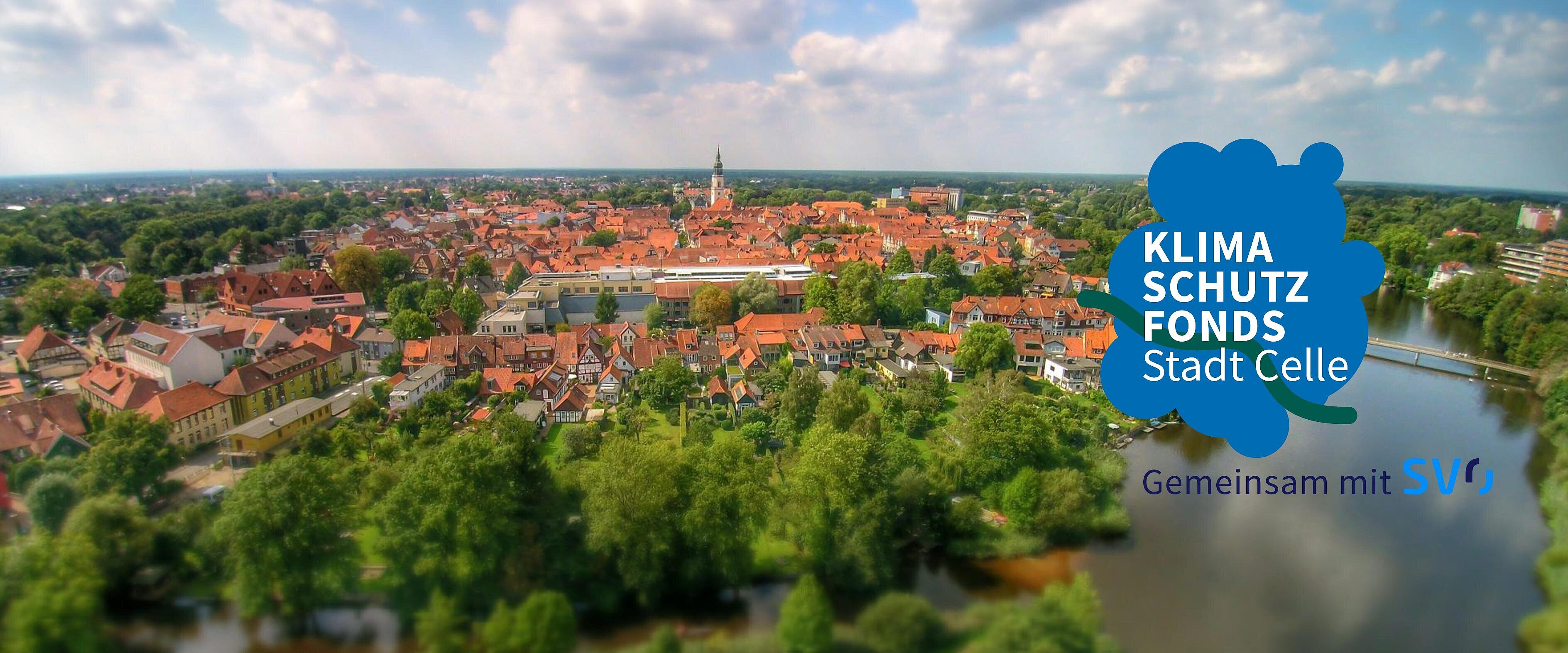 Foto zeigt eine Luftaufnahme vom Stadtzentrum Celles und das Logo des Klimaschutzfonds der Stadt Celle. 