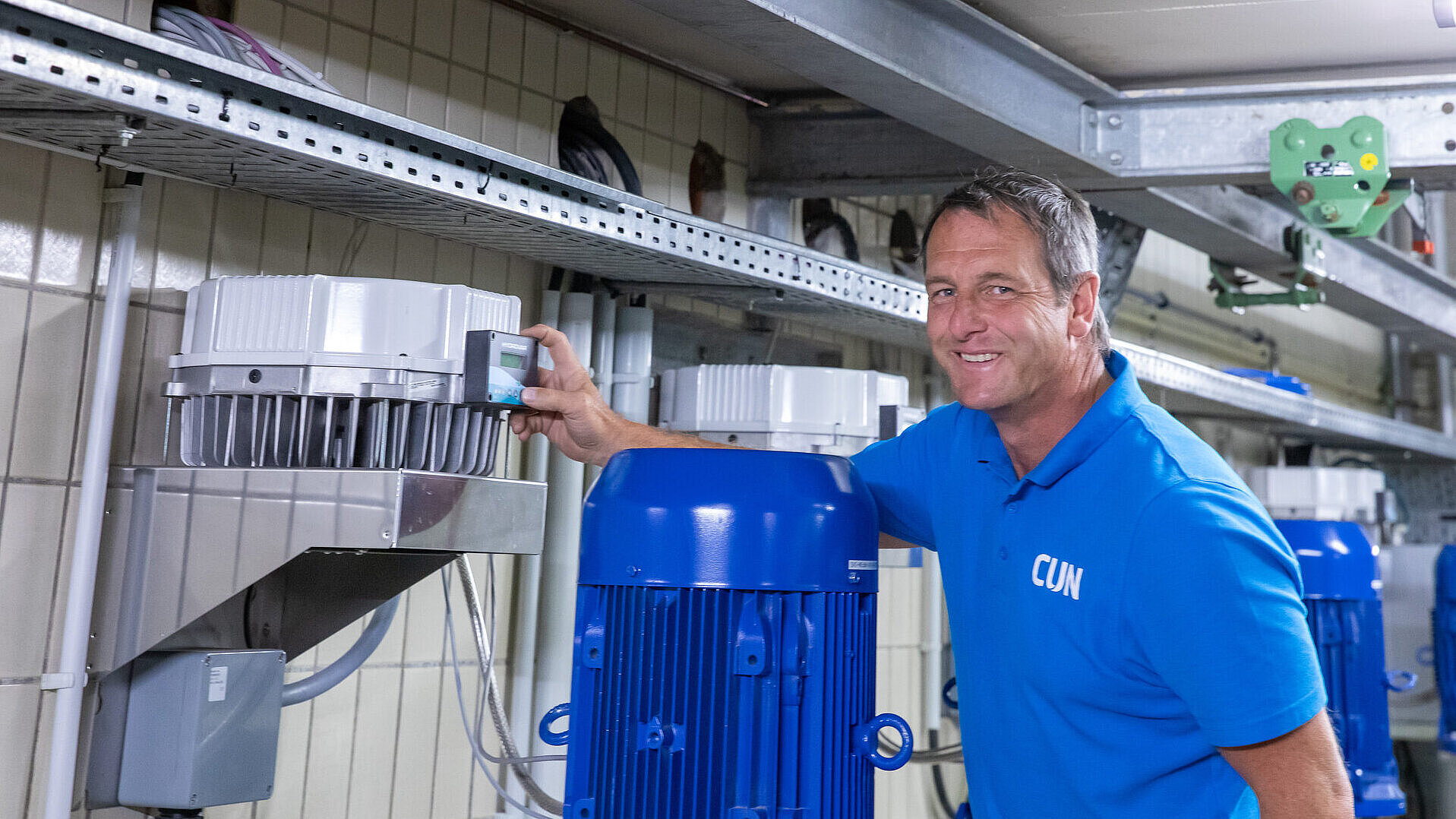 CUN Mitarbeiter repariert einen Wasserzähler.