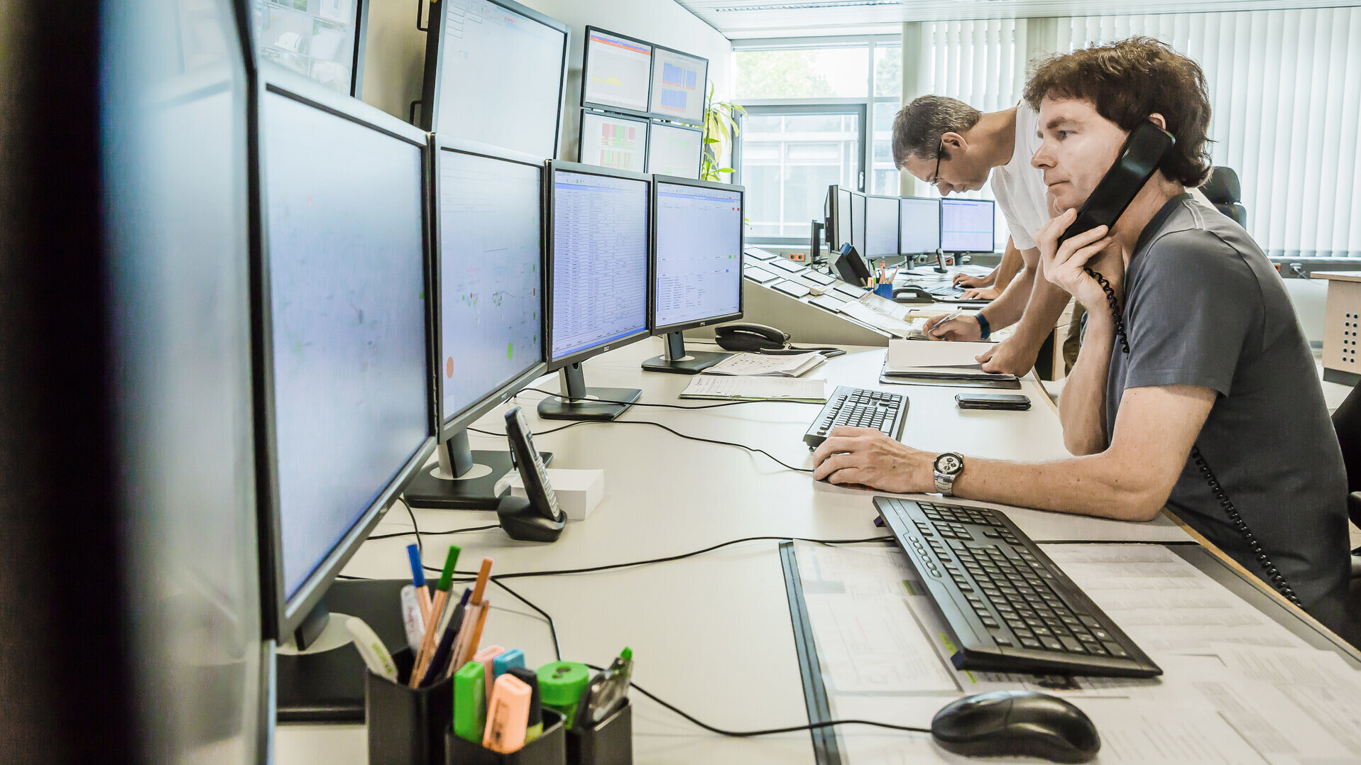 Netzleitstelle CUN Kollegen der Netzleitstelle der Celle Uelzen Netz bei der Arbeit.