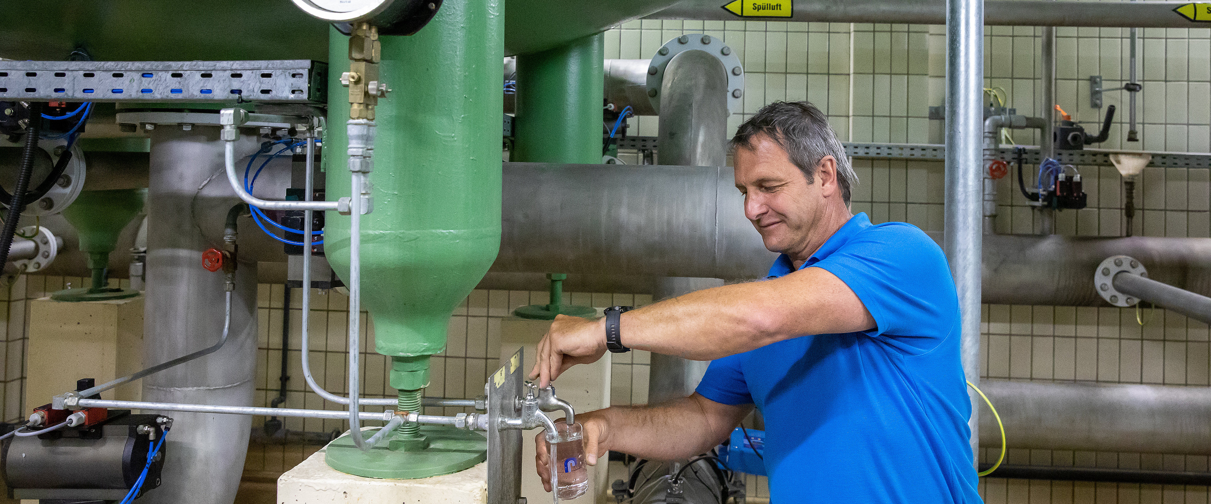Techniker von CUN, der an einer industriellen Anlage arbeitet.