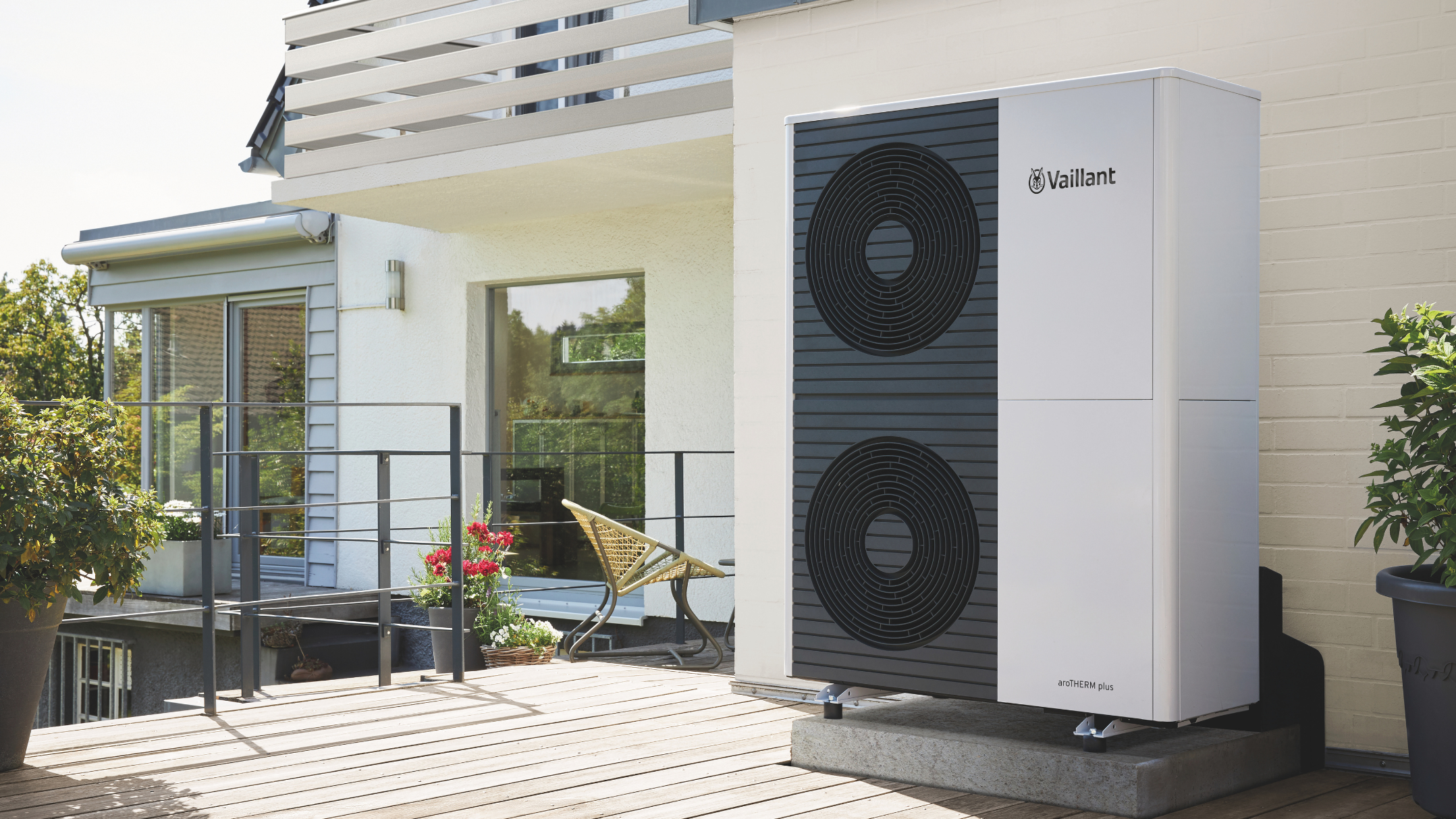 Wärmpepumpe aroTHERM plus Eine Vaillant Wärmepumpe auf der Terrase.