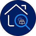 Icon Haussuche PV weiß-blaues Icon auf dunkelblauem Untergrund für Wertsteigerung eines Hauses mit PV Anlage, Haus mit PV-Anlage in einer Lupe